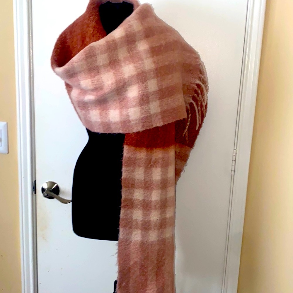 Pink Wool shawl - Picture 3 of 4